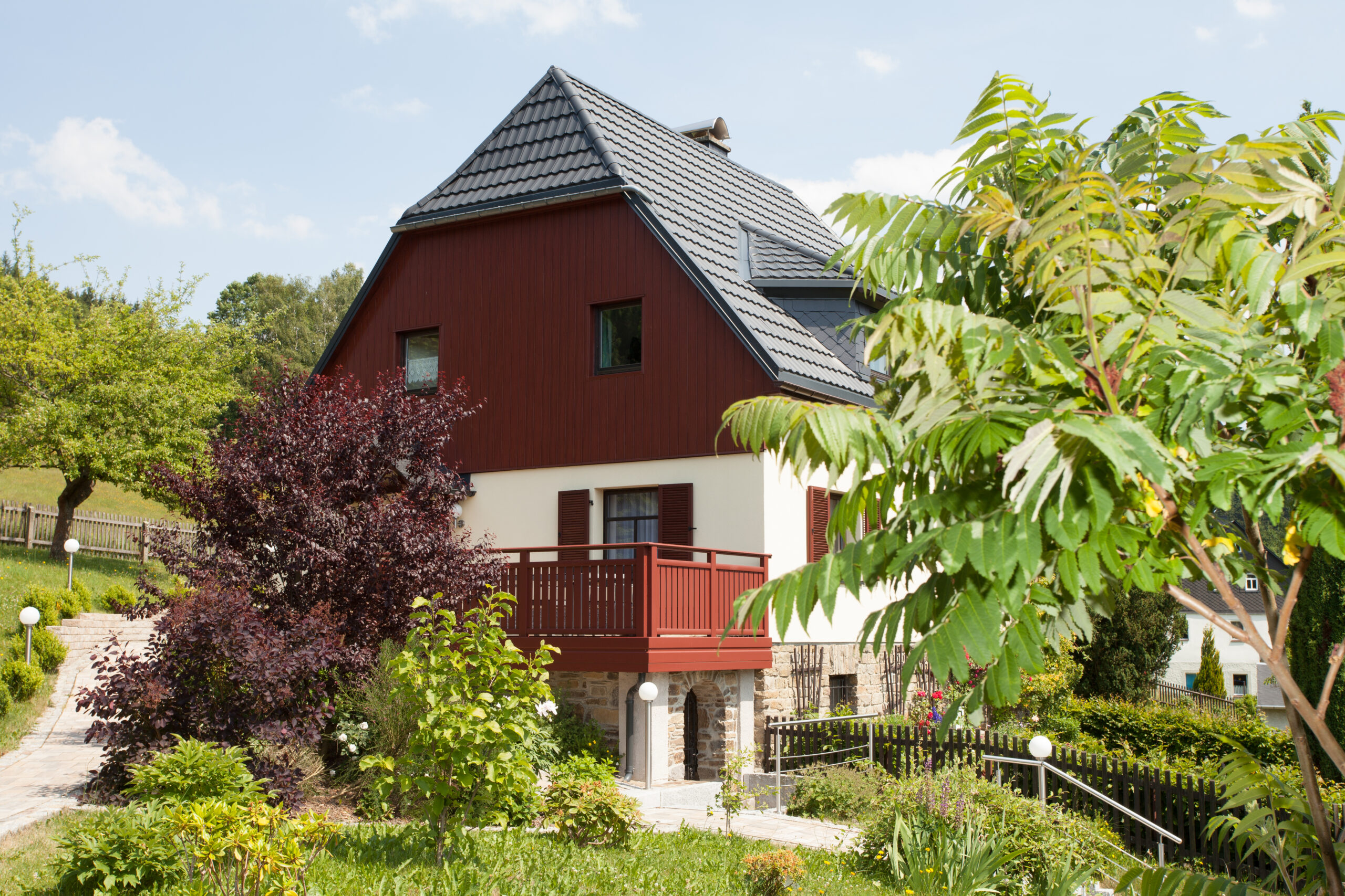 Ferienhaus Pöhlbergblick in Schindelbach, Großrückerswalde, Erzgebirge, mit atemberaubendem Panoramablick auf den Pöhlberg. Ideal für Erholung und Naturgenuss.