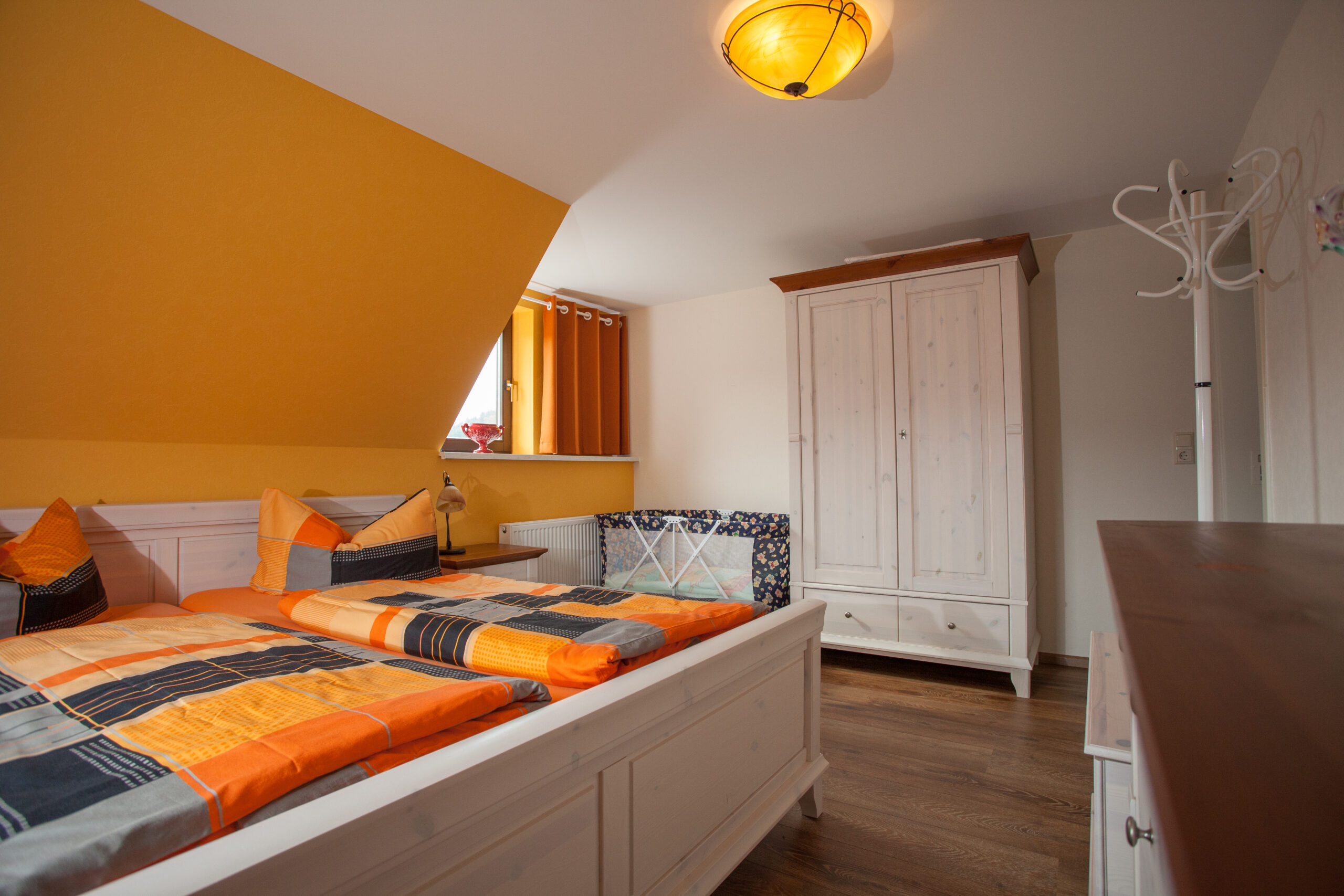 Ferienhaus Pöhlbergblick in Schindelbach, Großrückerswalde, Erzgebirge, mit atemberaubendem Panoramablick auf den Pöhlberg. Ideal für Erholung und Naturgenuss.